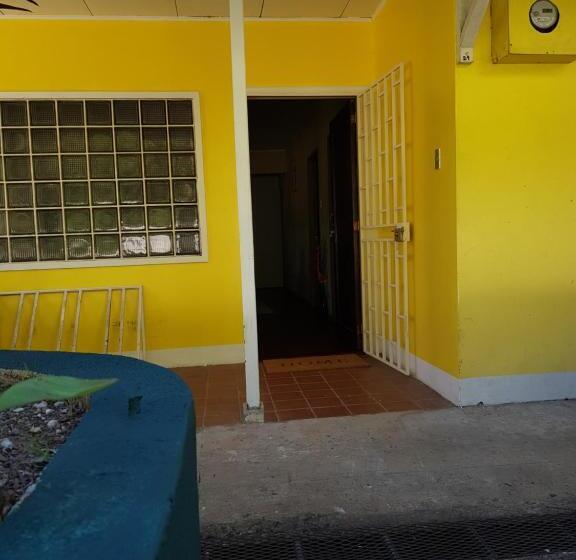 בית מלון כפרי Banana Bay Marina