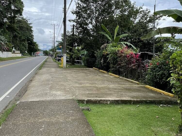 בית מלון כפרי Banana Bay Marina