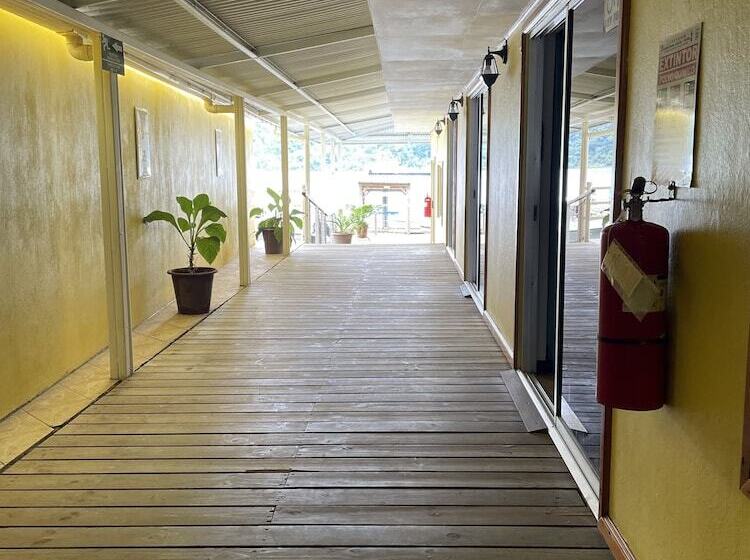 בית מלון כפרי Banana Bay Marina