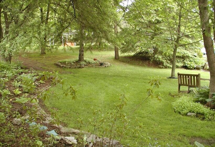 Отель Burleys Gardens And Suite
