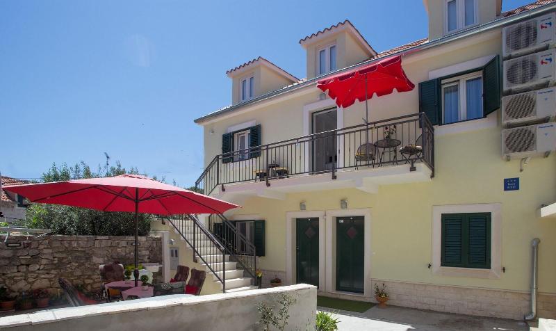 Отель Central Old Town Rooms