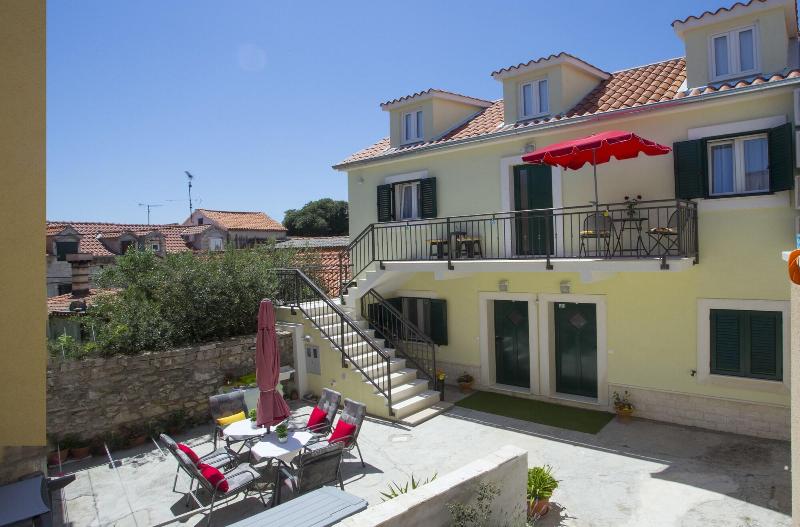 Отель Central Old Town Rooms