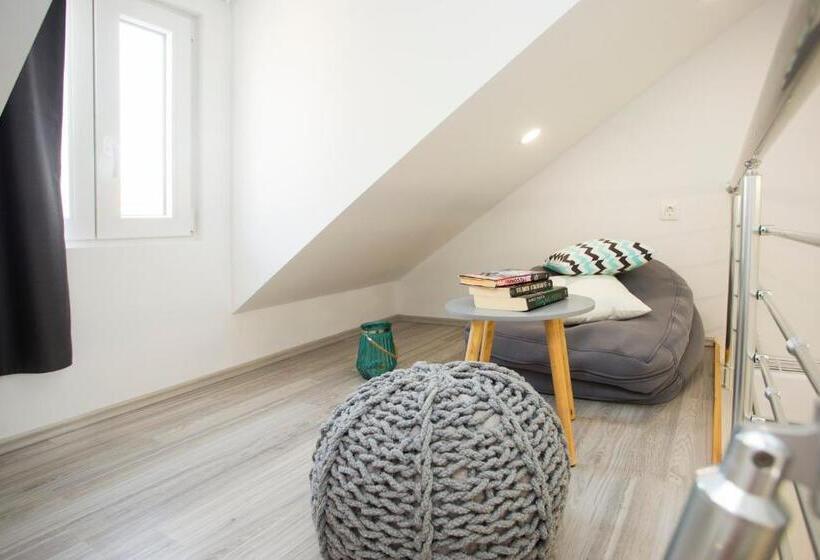 Отель Central Old Town Rooms