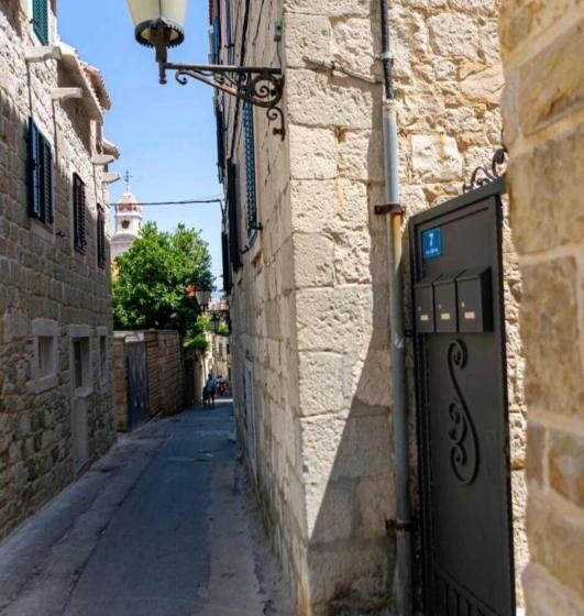 Отель Central Old Town Rooms