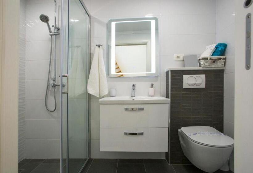 Отель Central Old Town Rooms