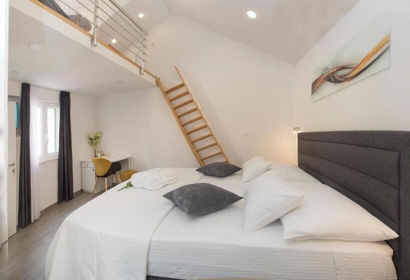 Отель Central Old Town Rooms