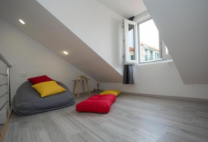 Отель Central Old Town Rooms