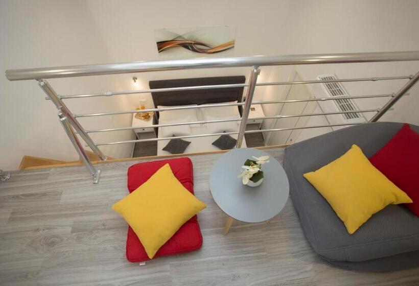 Отель Central Old Town Rooms