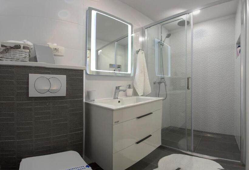 Отель Central Old Town Rooms