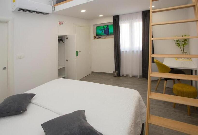 Отель Central Old Town Rooms