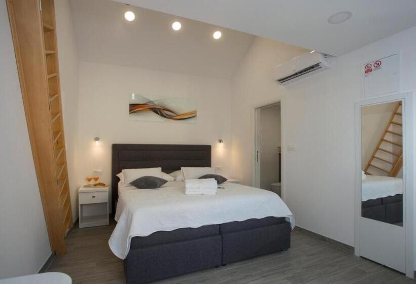 Отель Central Old Town Rooms