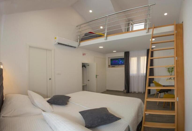 Отель Central Old Town Rooms