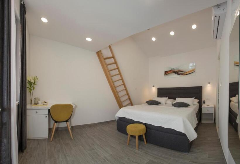 Отель Central Old Town Rooms