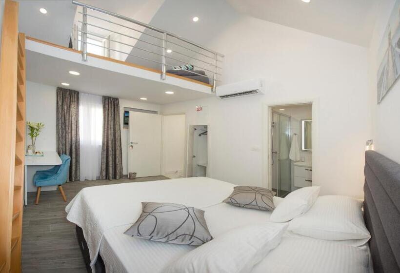 Отель Central Old Town Rooms