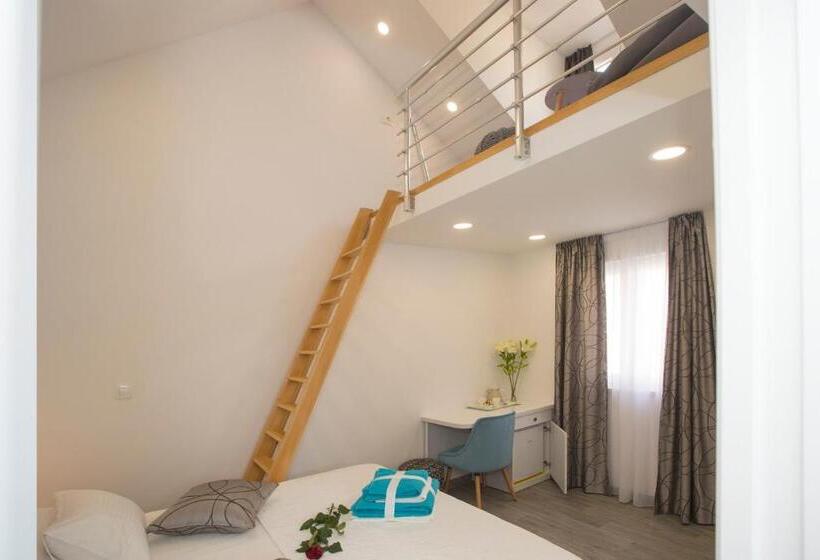 Отель Central Old Town Rooms