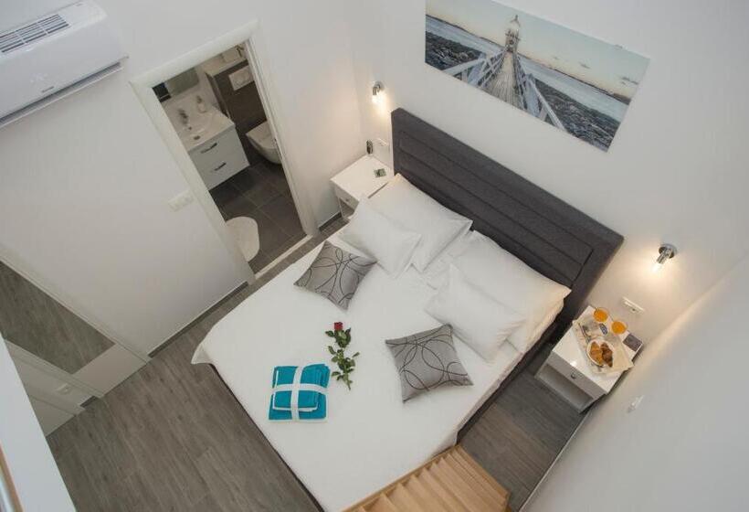 Отель Central Old Town Rooms