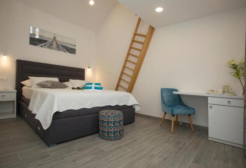 Отель Central Old Town Rooms