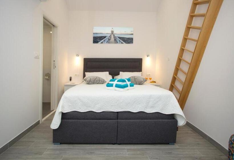 Отель Central Old Town Rooms