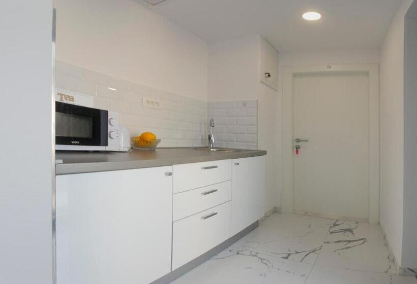 Отель Central Old Town Rooms