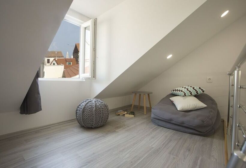 Отель Central Old Town Rooms