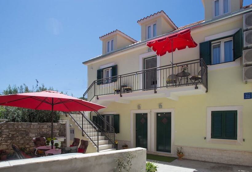 Отель Central Old Town Rooms