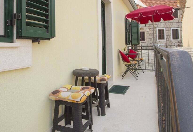 Отель Central Old Town Rooms