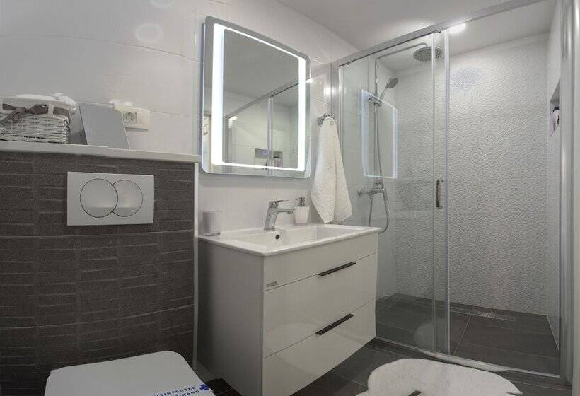 Отель Central Old Town Rooms