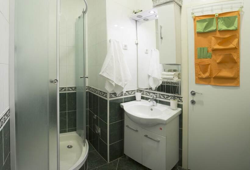 Отель Central Old Town Rooms