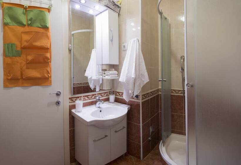 Отель Central Old Town Rooms