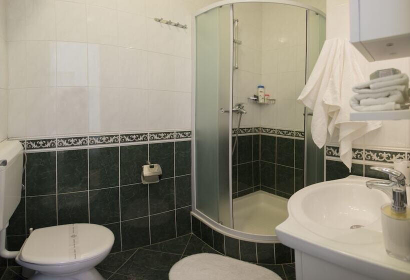 Отель Central Old Town Rooms