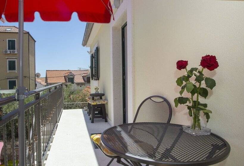 Отель Central Old Town Rooms