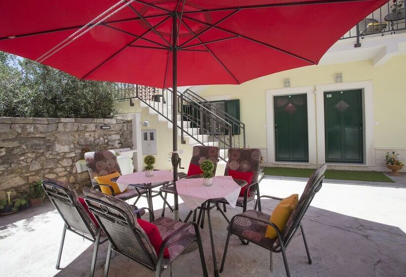 Отель Central Old Town Rooms