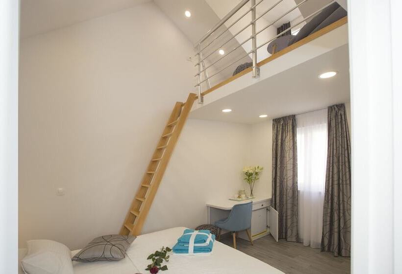 Отель Central Old Town Rooms