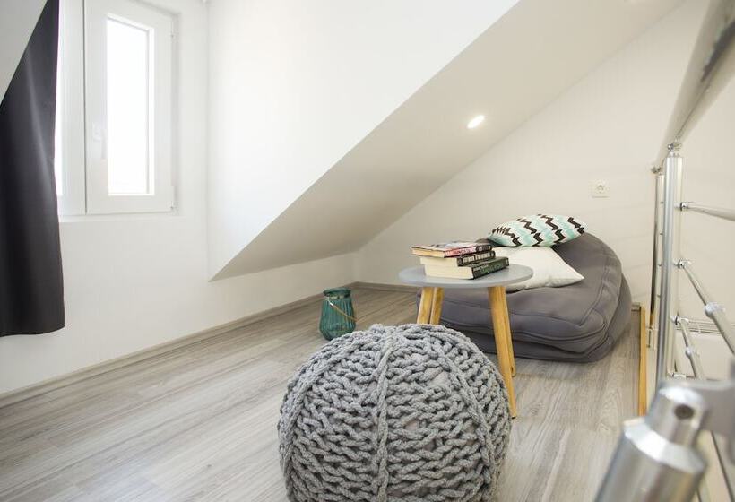 Отель Central Old Town Rooms