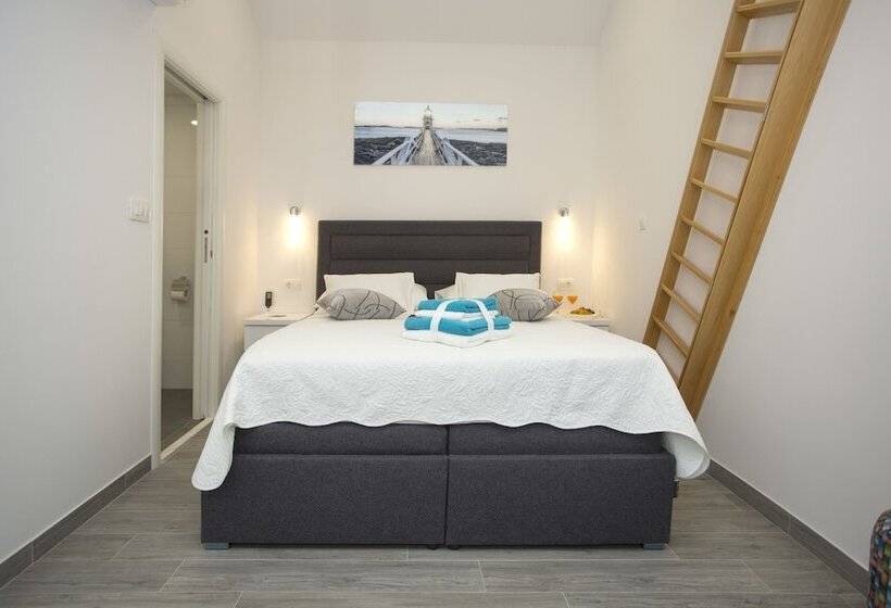 Отель Central Old Town Rooms