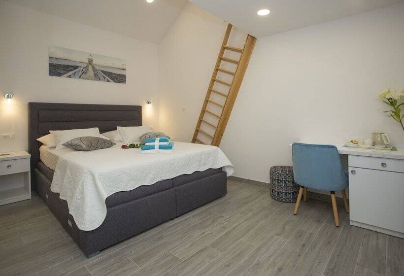 Отель Central Old Town Rooms