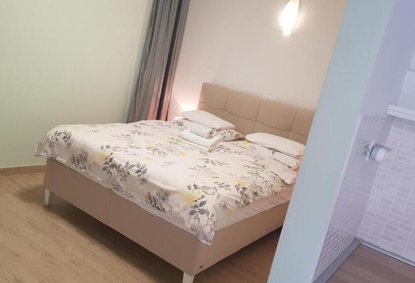 Отель Central Old Town Rooms