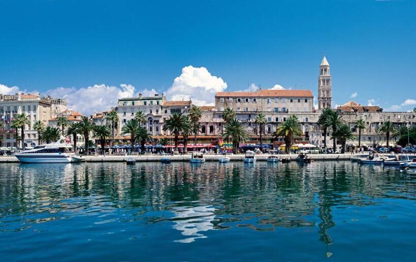 Отель Central Old Town Rooms