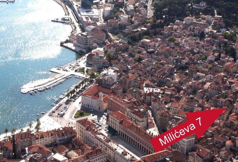 Отель Central Old Town Rooms