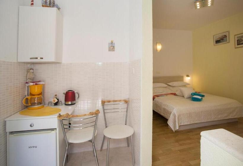 Отель Central Old Town Rooms