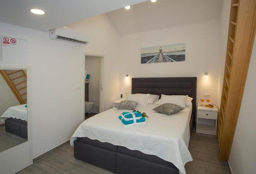 Отель Central Old Town Rooms