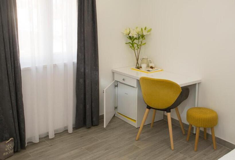 Отель Central Old Town Rooms