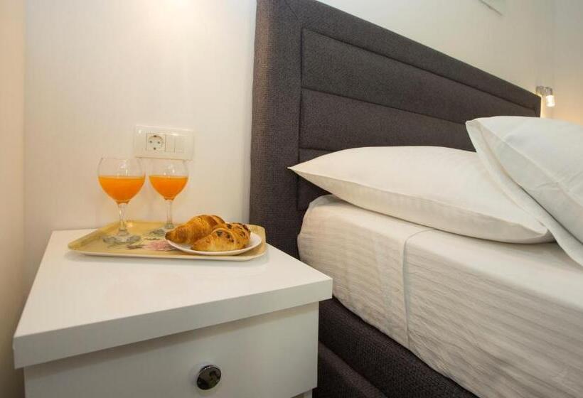 Отель Central Old Town Rooms