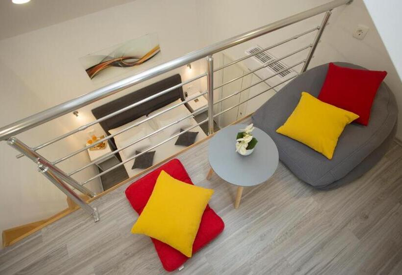 Отель Central Old Town Rooms