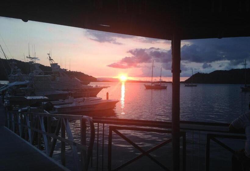 فندق Fish Hook Marina