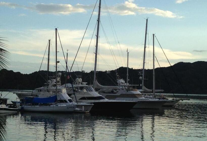 فندق Fish Hook Marina