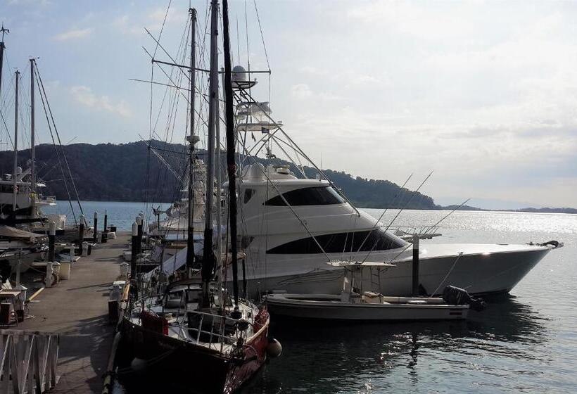 فندق Fish Hook Marina