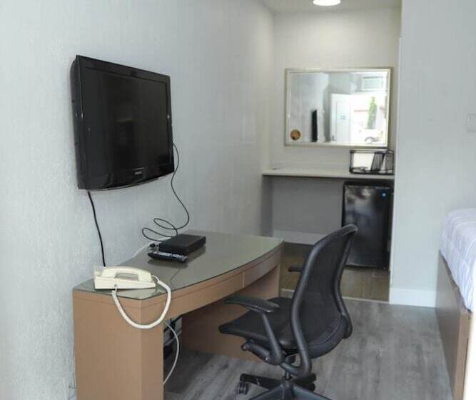 Отель Fraser Inn