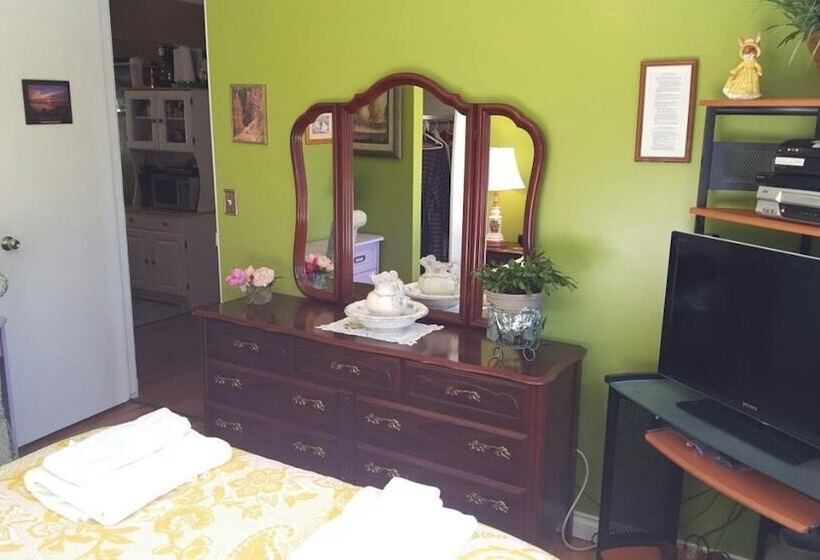 Отель The Grateful Bed B N B