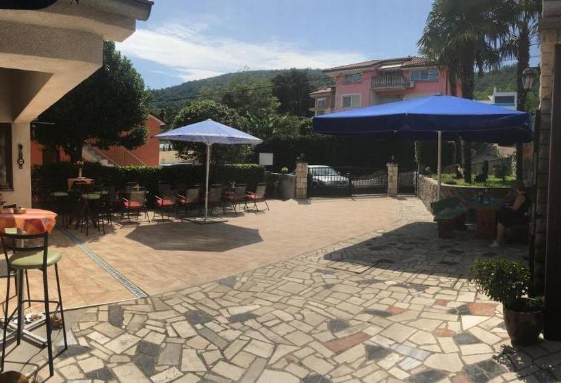 هتل Guesthouse Villa Manda